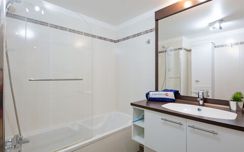 Les Rivages de L'Esterel: Miroir, Luminaire Plomberie, Robinet, Propriété, Évier, Evier, Armoire De Toilette, Bâtiment, Cabinetry, Tete De Douche