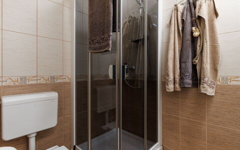 Novi Vinodolski 117: Sol, Luminaire Plomberie, Sol, Design Intérieur, Salle De Bains, Évier, Plomberie, Lavabo, Marron, Robinet
