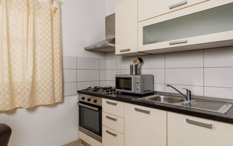 Novi Vinodolski 117: Principaux Appliance, Cuisine, Appareil De Cuisine, Design Intérieur, Comptoir, Cabinetry, Sol, Bois, Meubles, Pièce