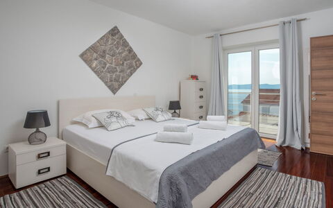 Senj: Chambre, Lit, Meubles, Matelas, Pièce, Drap De Lit, Propriété, Cadre De Lit, Literie, Design Intérieur