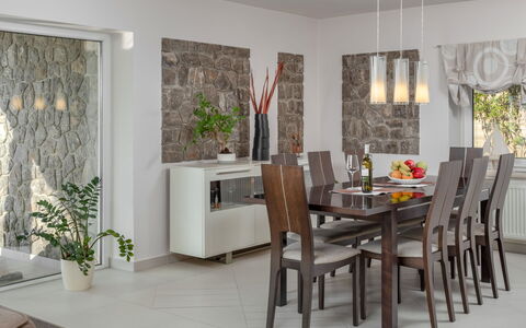Senj: Pièce, Salle À Manger, Meubles, Propriété, Design Intérieur, Table, Sol, Bâtiment, Table Cuisine Et Salle A Manger, Maison