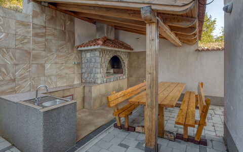 Senj: Propriété, Pièce, Maison, Bâtiment, Table, Meubles, Architecture, Bois, Immobilier, Toit