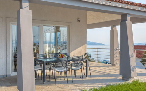 Senj: Propriété, Bâtiment, Maison, Immobilier, Porche, Domicile, Table, Meubles, Porte, Pièce