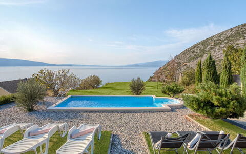 Senj: Propriété, Paysage Naturel, Maison, Piscine, Immobilier, Biens, Herbe, Bâtiment, Villa, Architecture