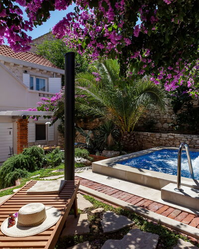 Marijan: Plante, Bâtiment, L'Eau, Fleur, Fenêtre, Architecture, Maison, Mur, Piscine, Immobilier