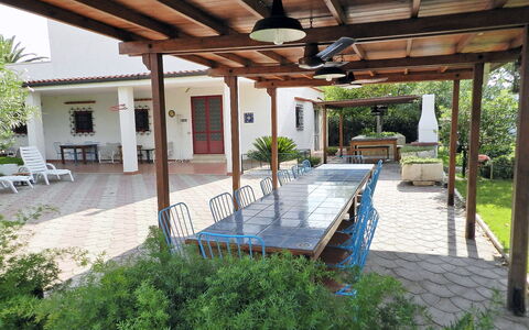Giuga: Propriété, Bâtiment, Maison, Pergola, Immobilier, Patio, Porche, Biens, Domicile, Arrière-Cour