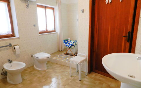 Giuga: Salle De Bains, Pièce, Propriété, Sol, Bâtiment, Design Intérieur, Maison, Tuile, Luminaire Plomberie, Immobilier
