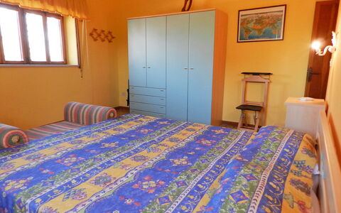 Giuga: Lit, Chambre, Drap De Lit, Pièce, Propriété, Meubles, Sol, Cadre De Lit, Matelas, Literie