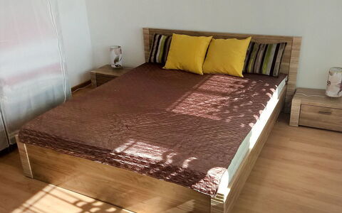 Smołdziński Las: Lit, Chambre, Drap De Lit, Literie, Meubles, Propriété, Cadre De Lit, Pièce, Sol, Matelas