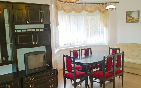 Smołdziński Las: Pièce, Meubles, Propriété, Design Intérieur, Salle À Manger, Bâtiment, Maison, Table, Plafond, Sol