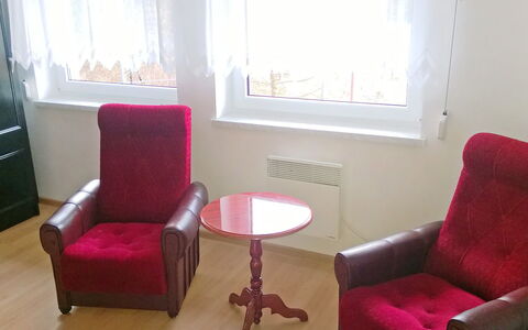 Smołdziński Las: Meubles, Pièce, Propriété, Rose, Chaise, Rouge, Design Intérieur, Produit, Canapé, Salon