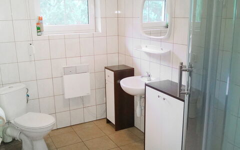 Smołdziński Las: Salle De Bains, Propriété, Pièce, Tuile, Luminaire Plomberie, Sol, Mur, Accessoire Salle De Bain, Toilette, Architecture