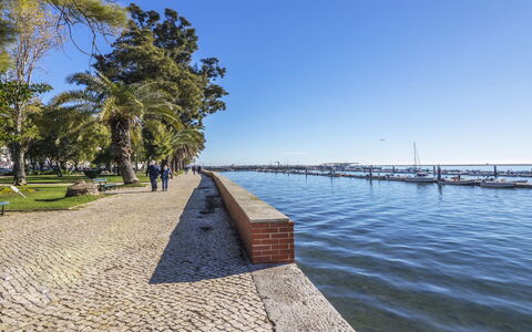 T2 Olhão: L'Eau, Ciel, Plante, Arbre, Cotiers Et Relief Océaniques, Banque, Surface De La Route, Éclairage Public, Lac, Horizon