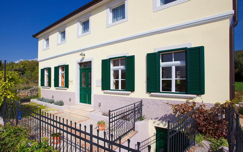 Bea: Propriété, Maison, Bâtiment, Domicile, Immobilier, Architecture, Façade, Zone Résidentielle, Villa, Arbre