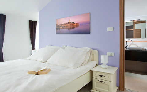 Bea: Chambre, Meubles, Lit, Pièce, Drap De Lit, Propriété, Mur, Design Intérieur, Matelas, Cadre De Lit