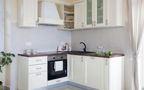 Bea: Meubles, Cabinetry, Pièce, Cuisine, Propriété, Comptoir, Design Intérieur, Tuile, Bâtiment, Matériel De La Propriété