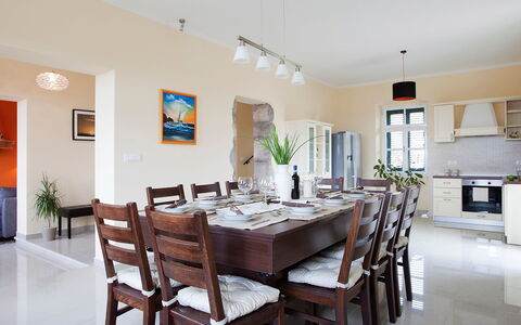 Bea: Salle À Manger, Pièce, Propriété, Meubles, Design Intérieur, Bâtiment, Plafond, Table, Sol, Maison