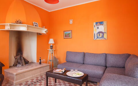 Bea: Pièce, Orange, Salon, Propriété, Meubles, Jaune, Design Intérieur, Rouge, Plafond, Mur