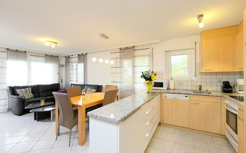 Sonnhalde B: Propriété, Pièce, Comptoir, Meubles, Cuisine, Cabinetry, Bâtiment, Design Intérieur, Jaune, Maison