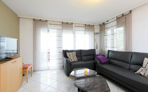 Sonnhalde B: Pièce, Propriété, Meubles, Salon, Design Intérieur, Bâtiment, Immobilier, Sol, Jaune, Maison