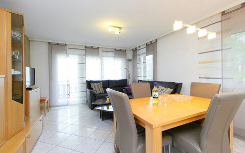 Sonnhalde B: Pièce, Propriété, Bâtiment, Meubles, Jaune, Design Intérieur, Immobilier, Maison, Sol, Salle À Manger