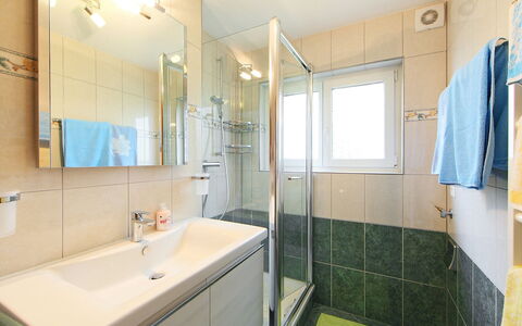 Sonnhalde B: Salle De Bains, Propriété, Pièce, Design Intérieur, Bâtiment, Immobilier, Tuile, Luminaire Plomberie, Architecture, Maison