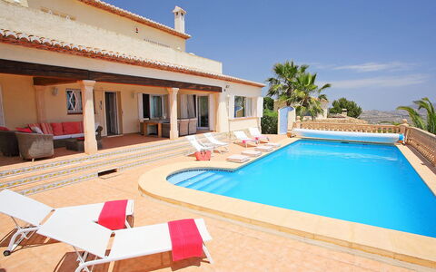 Karibuni: Ciel, Propriété, L'Eau, Bâtiment, Piscine, Ombre, Plante, Maison, Arbre, Bois