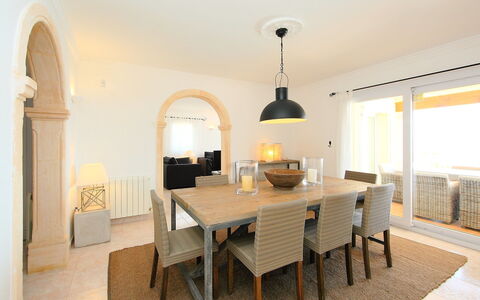 Karibuni: Pièce, Propriété, Salle À Manger, Bâtiment, Meubles, Design Intérieur, Table, Maison, Immobilier, Sol