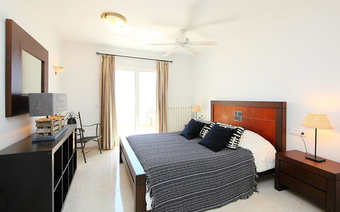 Karibuni: Chambre, Meubles, Lit, Pièce, Propriété, Drap De Lit, Design Intérieur, Cadre De Lit, Literie, Bâtiment