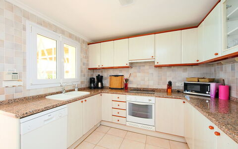 Karibuni: Propriété, Pièce, Cuisine, Cabinetry, Meubles, Bâtiment, Immobilier, Design Intérieur, Jaune, Maison