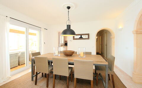 Karibuni: Table, Meubles, Propriété, Chaise, Bois, Design Intérieur, Sol, Sol, Table Cuisine Et Salle A Manger, Tache De Bois