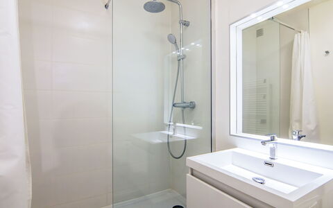Les Marinas: Miroir, Luminaire Plomberie, Tete De Douche, Propriété, Robinet, Évier, Salle De Bains, Bleu, Douche