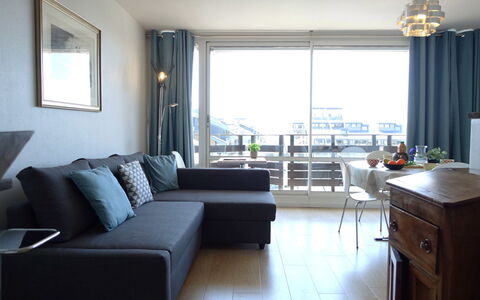 Les Marinas: Plante, Meubles, Propriété, Fenêtre, Chaise, Bâtiment, Bois, Éclairage, Pot De Fleur, Architecture