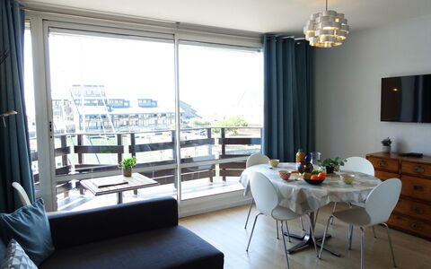 Les Marinas: Plante, Meubles, Propriété, Fenêtre, Chaise, Bâtiment, Bois, Éclairage, Pot De Fleur, Architecture