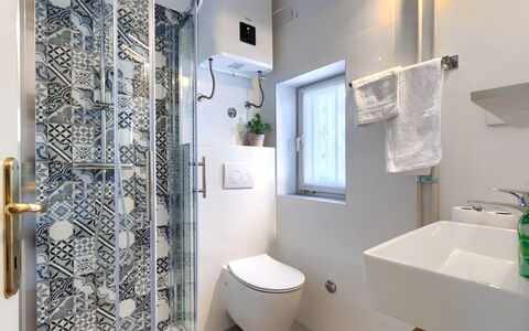 Suncana: Propriété, Luminaire Plomberie, Miroir, Violet, Salle De Bains, Design Intérieur, Évier, Sol, Sol