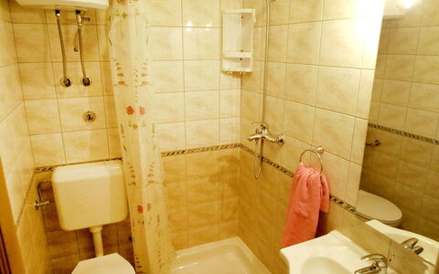 Marko: Salle De Bains, Pièce, Propriété, Luminaire Plomberie, Tuile, Mur, Design Intérieur, Sol, Accessoire Salle De Bain, Architecture