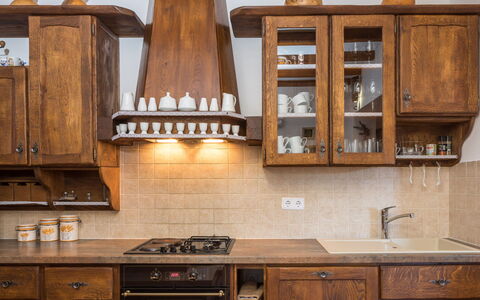 Villa Dalmatica Moderna: Cabinetry, Comptoir, Cuisine, Meubles, Pièce, Propriété, Placard, Tache De Bois, Tuile, Design Intérieur