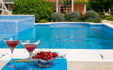 Villa Dalmatica Moderna: L'Eau, Plante, Vaisselle, Aliments, Bleu, Verres À Pied, Bleu Azur, Fruit, Mobilier De Jardin