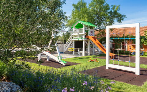 Villa Dalmatica Moderna: Plante, Ciel, Fleur, Arbre, Ombre, Nuage, Bâtiment, Loisir, Herbe, Paysage