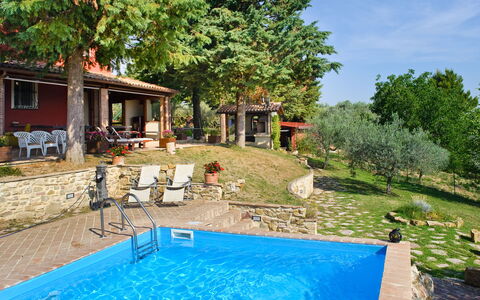 Agriturismo la Casetta di Chiara: L'Eau, Plante, Bâtiment, Propriété, Ciel, Piscine, Fenêtre, Bleu Azur, Chaise, Arbre