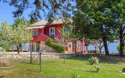 Agriturismo la Casetta di Chiara: Plante, Ciel, Propriété, Bâtiment, Fenêtre, Arbre, Lot Terre, Maison, Biome, Herbe