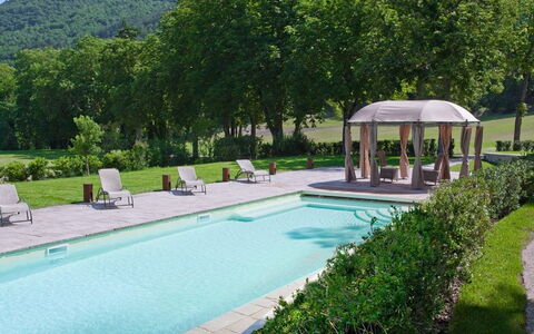 Villa Gubbio: Piscine, Propriété, Bâtiment, Immobilier, Biens, Maison, Loisir, Villa, Herbe, Recours