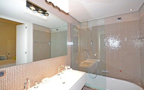 Villa Gubbio: Salle De Bains, Propriété, Pièce, Design Intérieur, Bâtiment, Plafond, Tuile, Baignoire, Immobilier, Maison