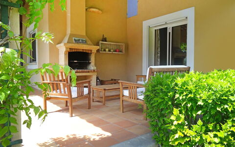 Le Bouloulou: Propriété, Vert, Bâtiment, Pièce, Immobilier, Maison, Porche, Domicile, Architecture, Appartement
