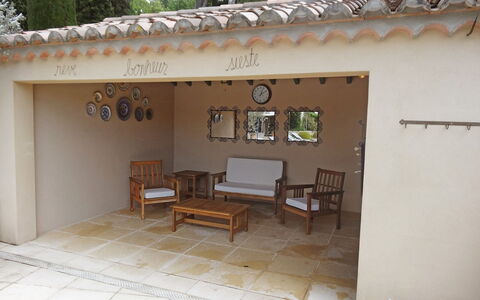 Le Bouloulou: Propriété, Bâtiment, Maison, Pièce, Immobilier, Domicile, Patio, Hacienda, Villa, Appartement