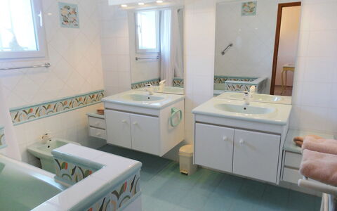 Le Bouloulou: Salle De Bains, Propriété, Pièce, Baignoire, Design Intérieur, Maison, Sol, Bâtiment, Évier, Immobilier