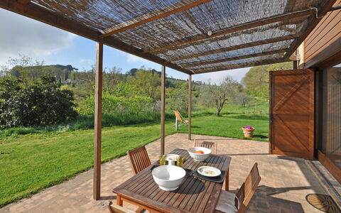 Capannino: Propriété, Immobilier, Maison, Bâtiment, Pièce, Domicile, Pergola, Arrière-Cour, Biens, Arbre