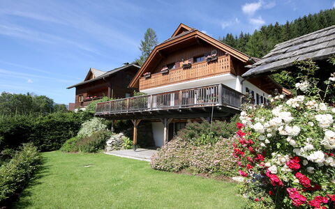Schwalbennest: Plante, Ciel, Nuage, Bâtiment, Fleur, Fenêtre, Maison, Arbre, Paysage Naturel, Lot Terre