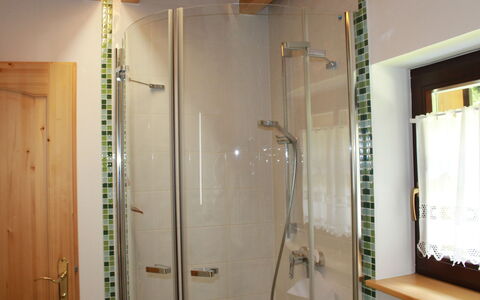 Schwalbennest: Tete De Douche, Luminaire Plomberie, Porte De Douche, Bar De Douche, Salle De Bains, Douche, Robinet, Panneau De Douche, Porte