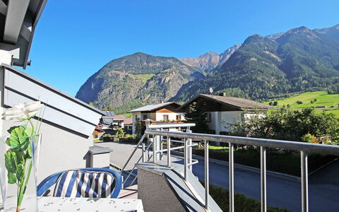 Frischmann: Ciel, Montagne, Bâtiment, Propriété, Bleu Azur, Clôture, Plante, Ombre, Maison, Pente